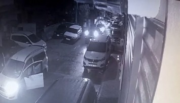 İzmir'de yol verme kavgası: 22 yaşındaki genç 4 yerinden bıçaklandı, o anlar kamerada