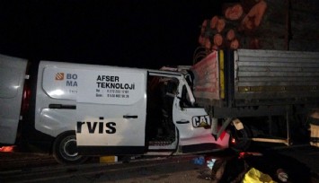 Kütahya'da kamyonet ile tomruk yüklü tır çarpıştı: 1 ölü, 1 yaralı