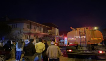 Manisa'da iki katlı evde yangın paniği