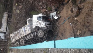 Manisa’da korkunç kaza: Kamyon 'Gördes Çayına' uçtu, 2 yaralı