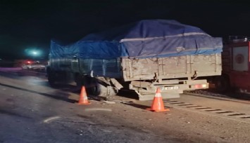 Manisa'da otomobil kamyona çarptı: 1 ölü, 1 yaralı