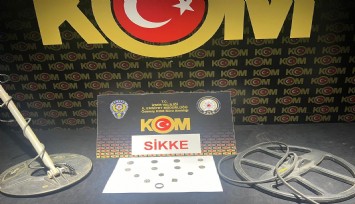 Ödemiş'te tarihi eser kaçakçısının evine baskın: 14 adet tarihi eser ele geçirildi