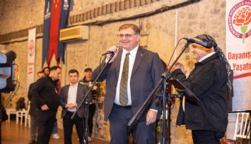 Tugay'dan Dostluk ve Dayanışma gecesinde beraberlik vurgusu: Küçük esintiler, büyük rüzgarlara dönüşmeli