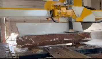 Başı mermer kesme makinesine sıkışan işçi hayatını kaybetti