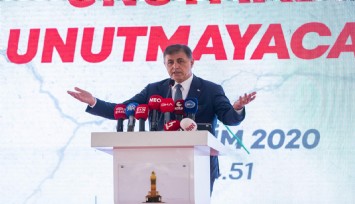 Başkan Tugay deprem anıtında konuştu: Dünya Bankası kredi vermek istiyor ama engel oluyorlar