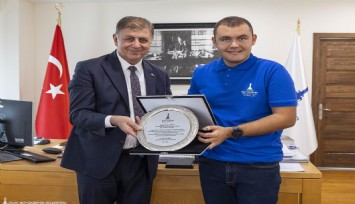 Başkan Tugay, otizmli yüzücü Tuna Tunca’yı ağırladı