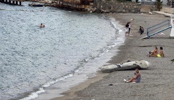 Bodrum’da ilginç görüntüler: Bir yanda sel mücadelesi, diğer yanda tatil keyfi