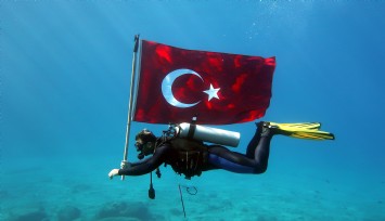 Dalgıçlardan Cumhuriyet Bayramı’na anlamlı kutlama: Türk bayrağı su altında dalgalandı
