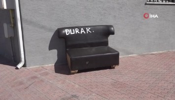 Eskişehir’de vatandaşlar otobüs duraklarına evden koltuk getirdi