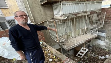 İzmir’de apartman sakinlerinin çöp eve çözüm bekliyor
