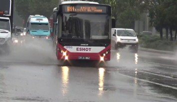 İzmir’de etkili olan sağanak yağış, günlük yaşamı zorlaştırdı