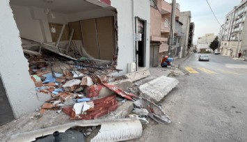 İzmir’de freni boşalan kamyon duvarı yıkıp eve girdi