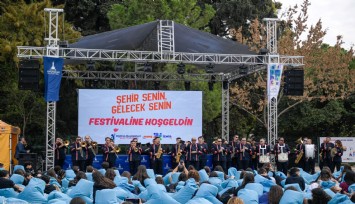 İzmir’de üniversiteli gençlere coşkulu karşılama