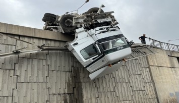 İzmir'de viyadükte askıda kalan tırın kaza anı kameraya yansıdı