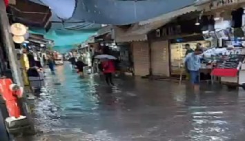 İzmir'i sağanak yağış vurdu: Kent sular altında kaldı