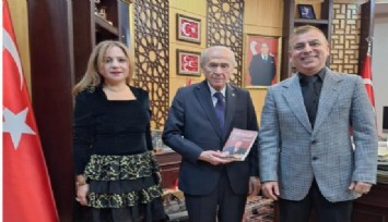 İzmirli iki kadre profesör ''Terörsüz Türkiye'' kitaplarını Bahçeli'ye sundu