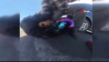 Kadın motosiklet sürücüsünü darp eden adama sevgilisinden dayak