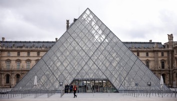 Louvre Müzesi'nden çalınan mücevherlerin değeri 88 milyon euro