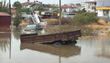 Ortaca’da şiddetli yağış sonrası araçlar su altında kaldı