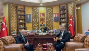 Sanatçı Yavuz Bingöl, MHP Lideri Bahçeli’ye bağlama hediye etti