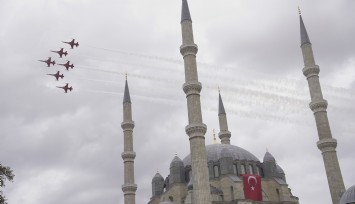 Türk Yıldızları’nın Edirne’de muhteşem şovu