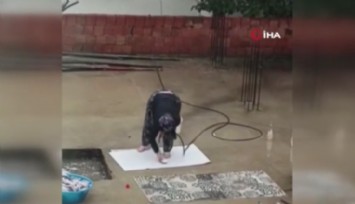 Yağmurlu havada şebeke suyuyla halı yıkadı