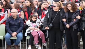 Şehit babasının cenazesini oyuncağına sarılarak bekledi