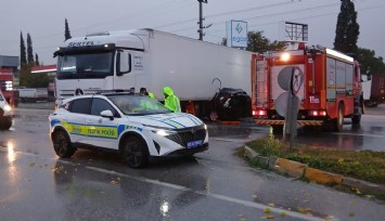 Akhisar’da feci kaza: Tırla çarpışan otomobilde karı koca hayatını kaybetti