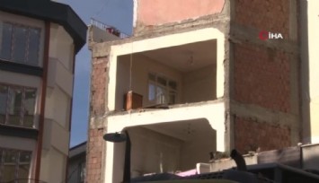 Apartmanı duvarsız yapmışlar: Bitişikteki binanın yıkımıyla ortaya çıktı