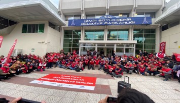 İzmir Büyükşehir Belediyesi işçileri sosyal hakları ödenmediği gerekçesiyle oturma eylemi yaptı