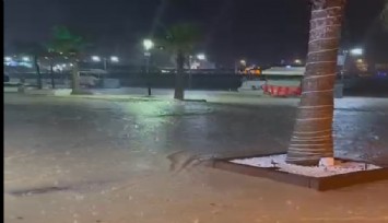 Çeşme'de sağanak  etkisi: Deniz ile kara birleşti