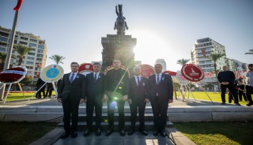 CHP İzmir Ata’sını andı