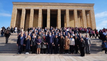 CHP İzmir il örgütü Anıtkabir'de: Işığımız, gücümüz ve ebedi başkomutanımız Atatürk’tür