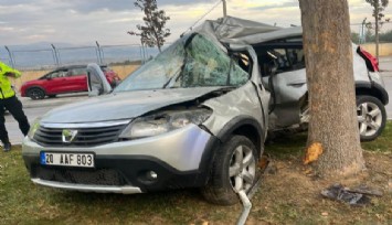 Denizli'de feci kaza: Ağaca çarpan sürücü hayatını kaybetti