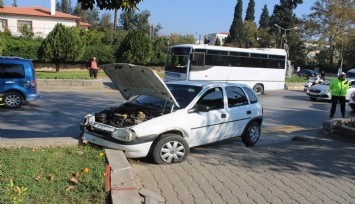 Efeler’de ehliyetsiz genç sürücü refüje çarptı: 2 yaralı