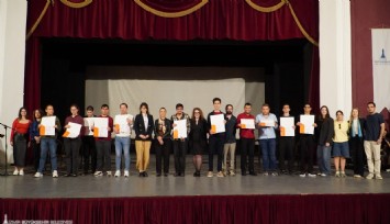 İş hayatına hazırlanan nöroçeşitli gençlerin mezuniyet sevinci
