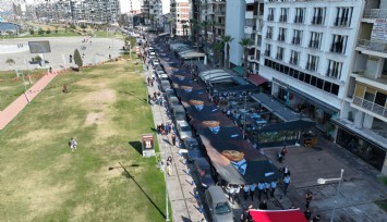 İzmir 10 Kasım'da Ata'sına yürüdü: Dev bayrağı omuzlarında taşıdılar
