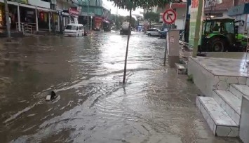 İzmir'de sağanak yağış etkisi: O ilçelerde yollar göle döndü