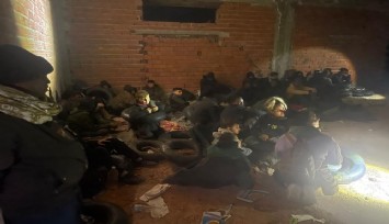 İzmir'deki metruk binadan 29 kaçak göçmen çıktı