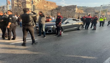 İzmir'in merkezinde silahlar patladı: Motosikletli kişiler araca ateş açtı, bir kişi ağır yaralı