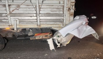 Kamyonete arkadan çarpan otomobil pert oldu
