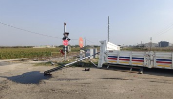 Manisa’da hemzemin geçitte feci kaza: Trenin çarptığı kamyonetin kasası koptu