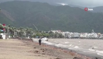Marmaris’te sağanak ve fırtına etkisi : Ağaçlar devildi, tekneler karaya çıktı