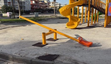 Vandallığın böylesi: Çocuk parkı yaktılar