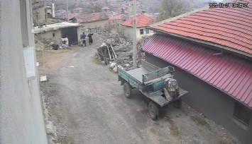 Afyonkarahisar’da dehşet: Eşini sokak ortasında tekme ve soplayla darp etti
