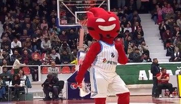 Aliağa Petkimspor'un maskotundan Yıldız Tilbe taklidi