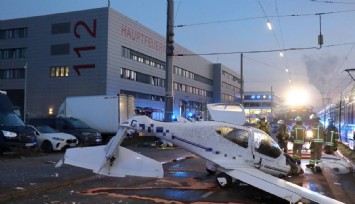 Almanya'da caddeye acil iniş yapan küçük uçak trafik levhasına çarptı: 3 yaralı
