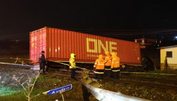 Aydın’da tır demiryoluna düştü: Tren seferleri durduruldu