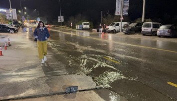 Bodrum’da ana su hattı patladı: Yol yarıldı, tonlarca su boşa aktı