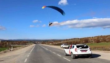 Düğün konvoyuna havadan durdurma: Paramotorcular bahşişle yolu açtı